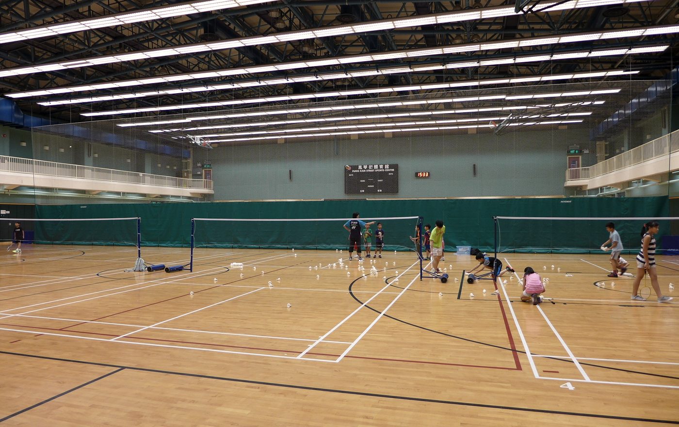 Halle de sport avec terrains de badminton