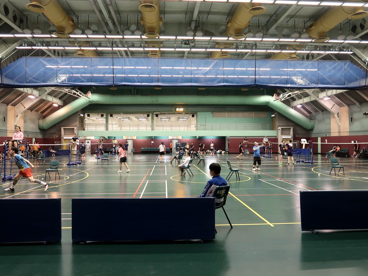 Salle multisports avec plusieurs terrains en activité